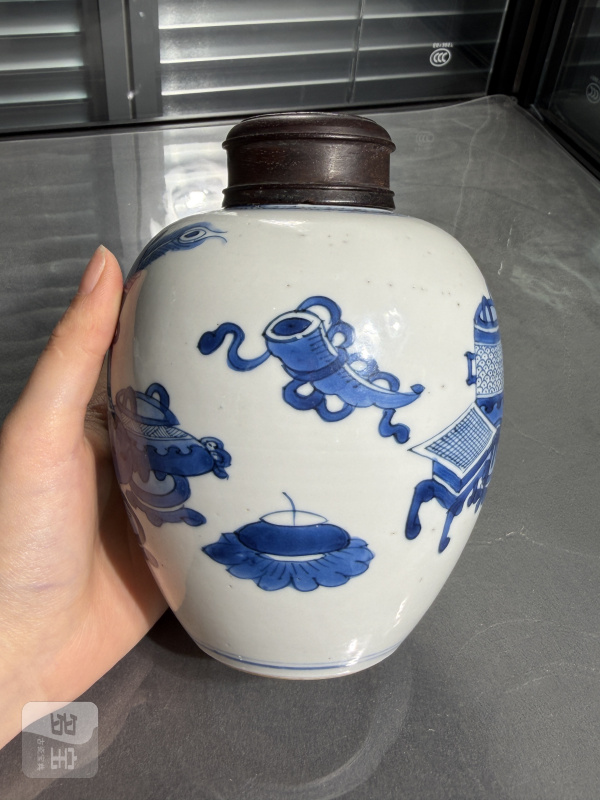 清康熙青花博古瑞兽纹小罐（带木盖） - 图2